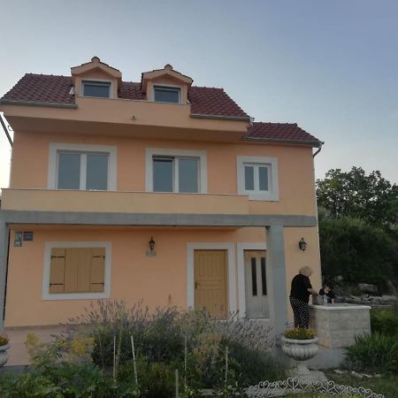 Castello Flower Apartment Каштела Екстер'єр фото