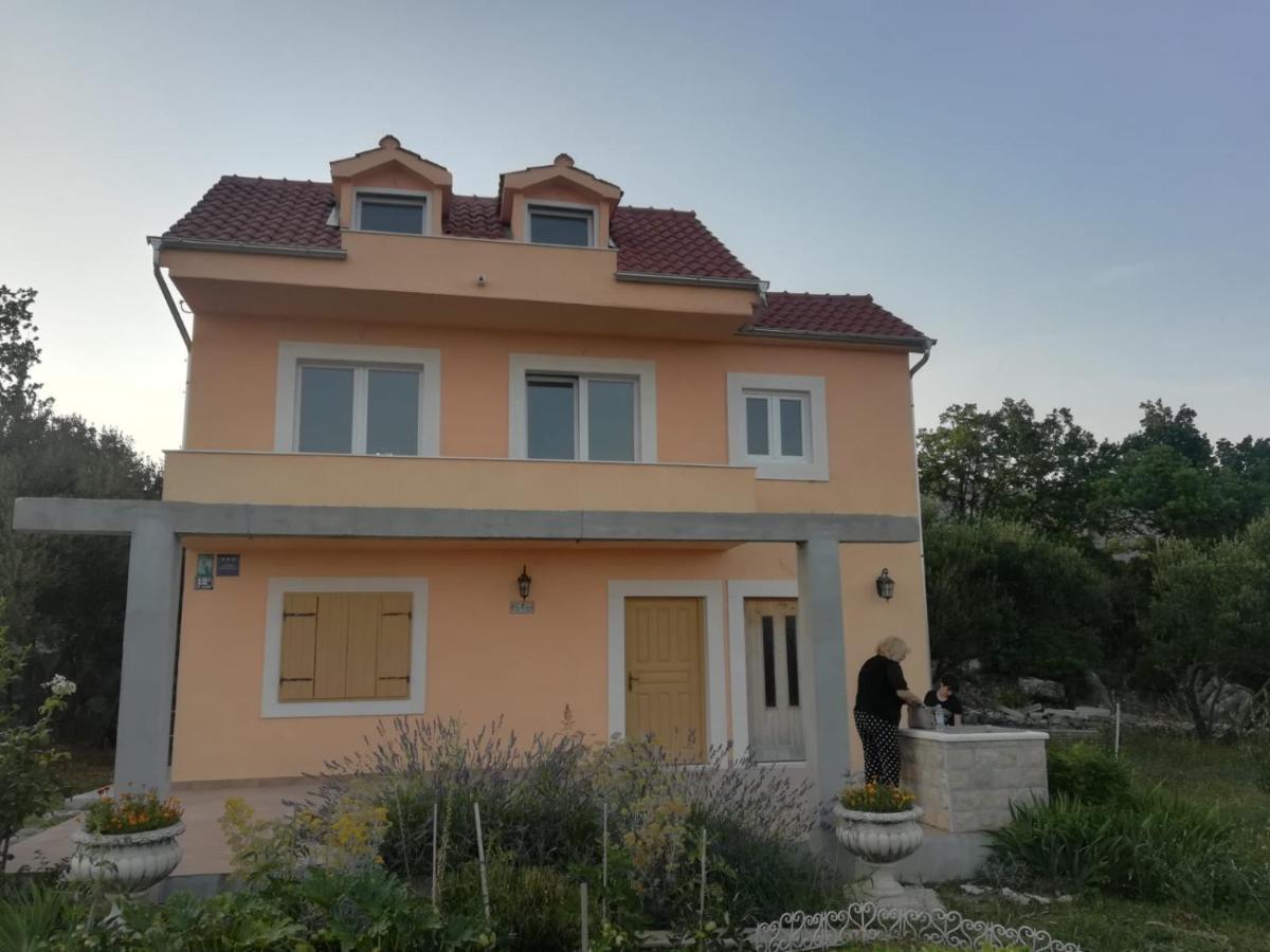 Castello Flower Apartment Каштела Екстер'єр фото
