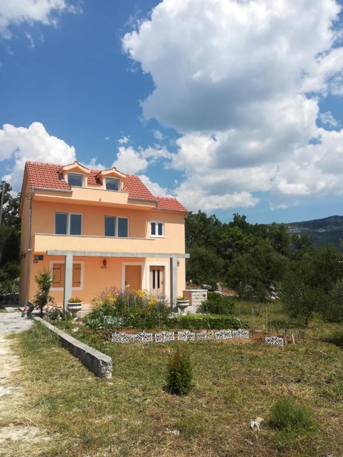 Castello Flower Apartment Каштела Екстер'єр фото