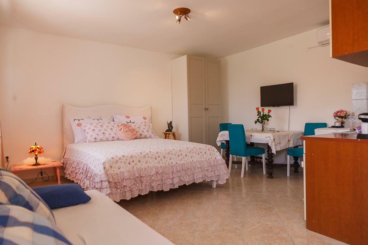 Castello Flower Apartment Каштела Екстер'єр фото