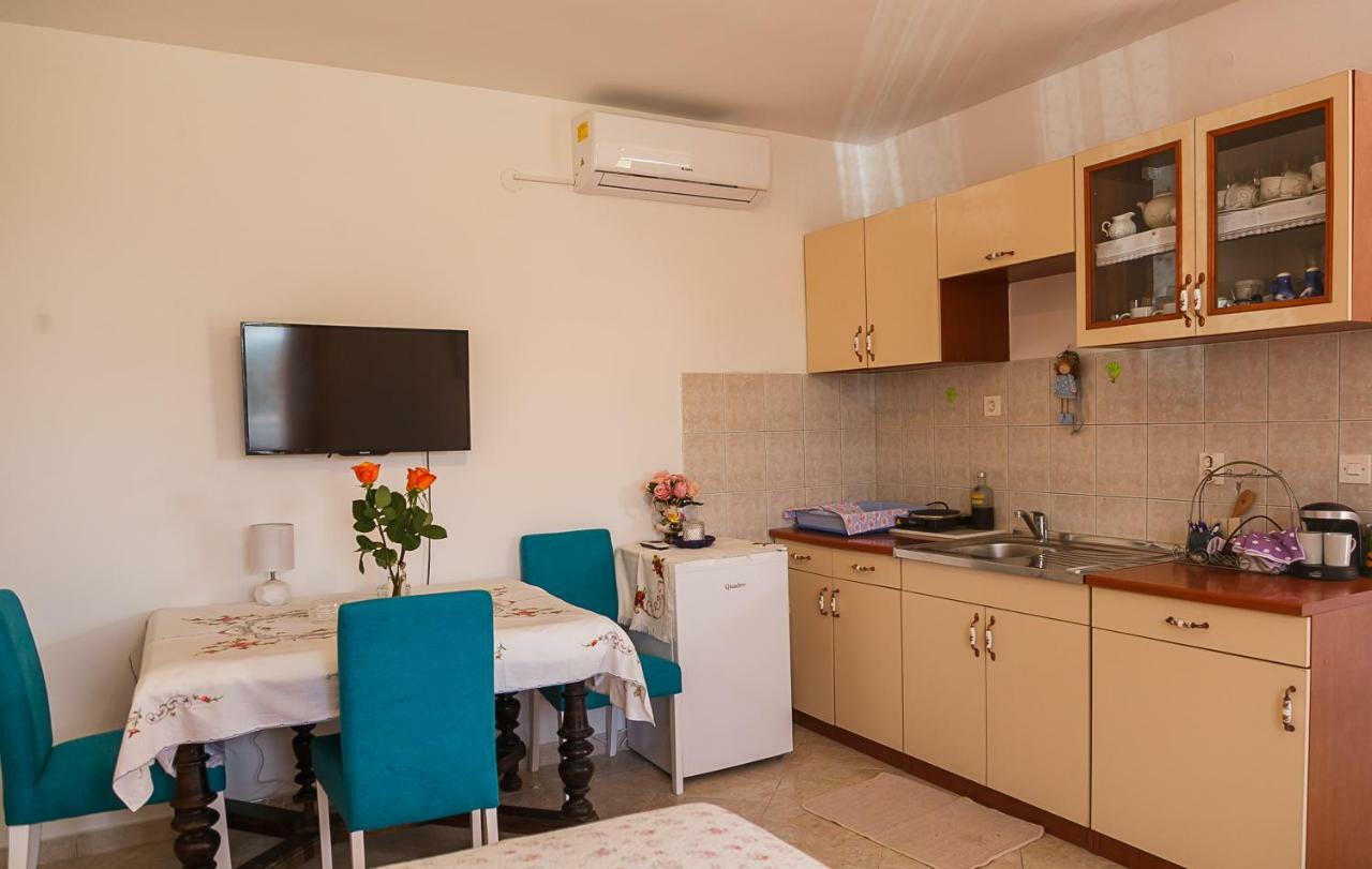 Castello Flower Apartment Каштела Екстер'єр фото