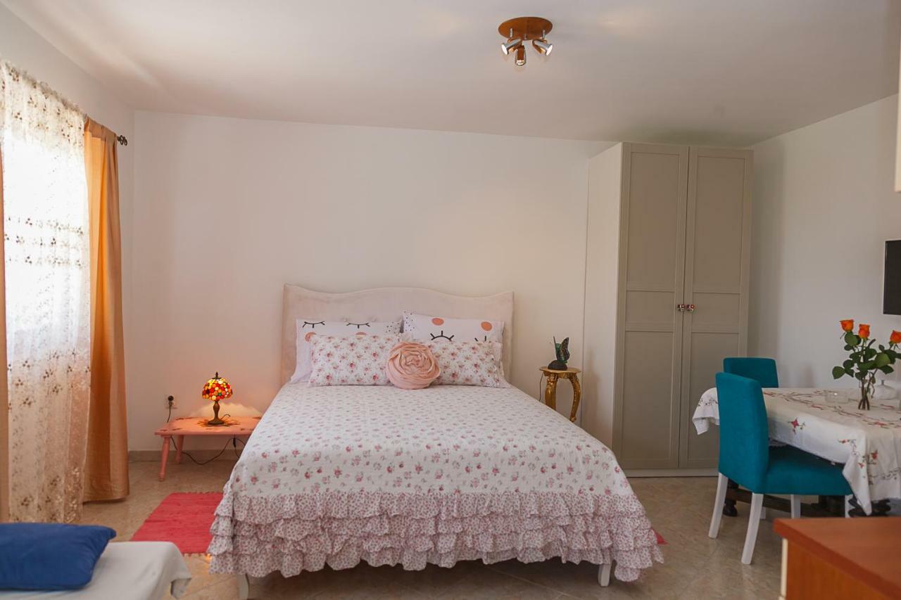 Castello Flower Apartment Каштела Екстер'єр фото