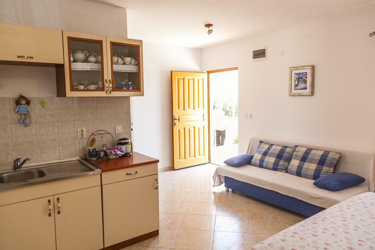 Castello Flower Apartment Каштела Екстер'єр фото