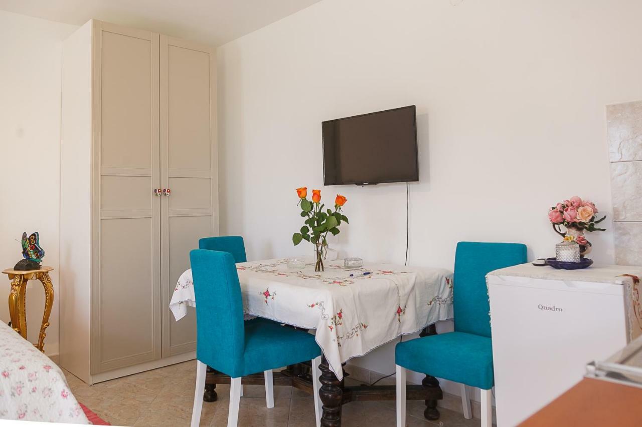 Castello Flower Apartment Каштела Екстер'єр фото